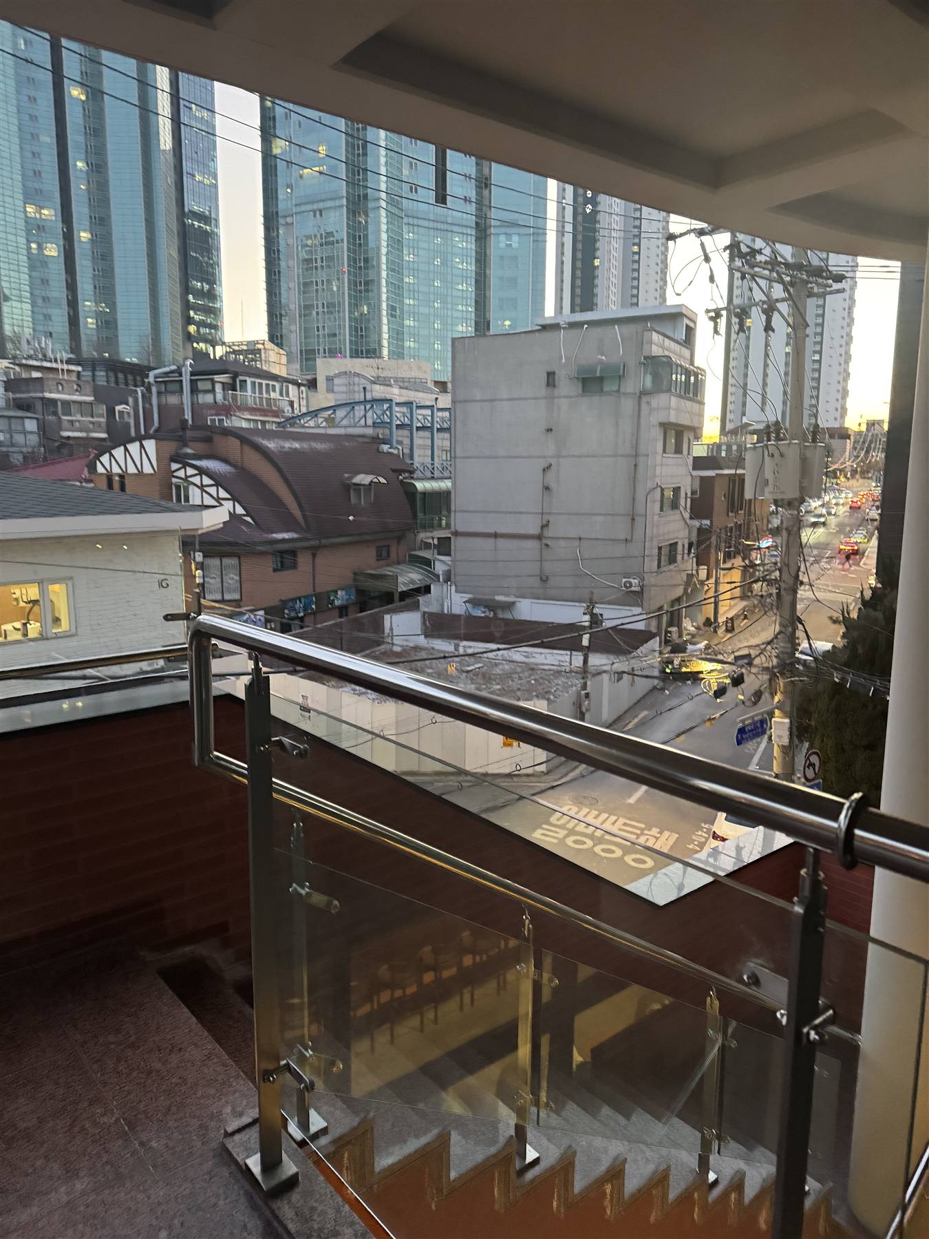 전용 계단에서 본 거리와 고층 스카이라인