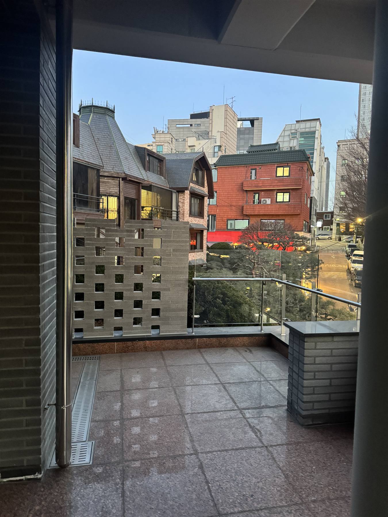 테라스 — 정원과 이웃 골목 조망